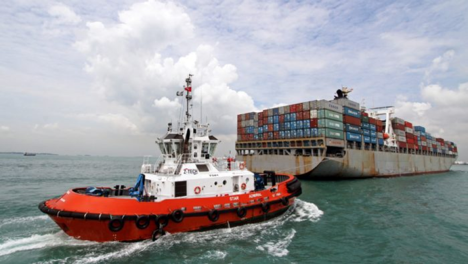 Dẫn tàu ra vào cảng trong vùng hoa tiêu hàng hải